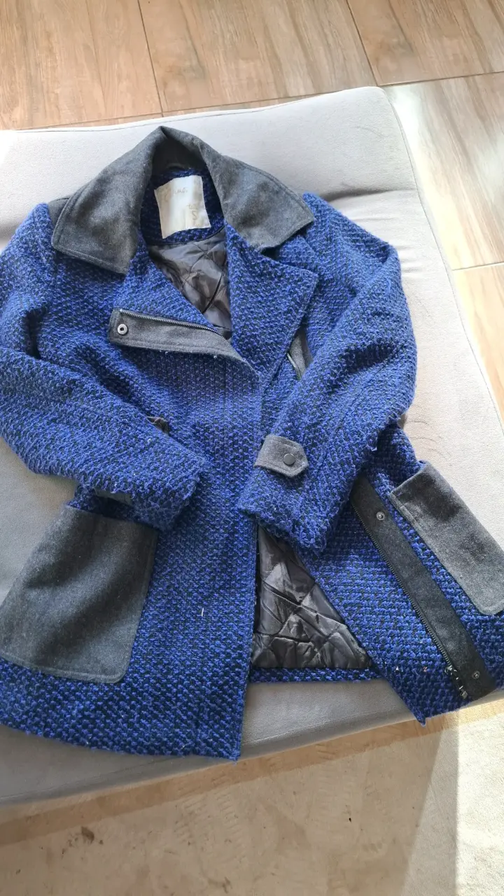 Abrigo de lana azul con detalles grises - 1