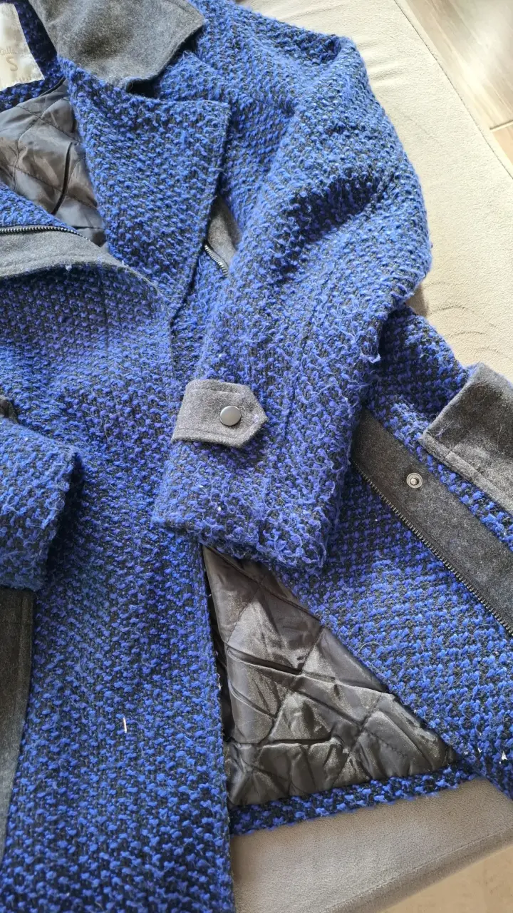 Abrigo de lana azul con detalles grises - 4