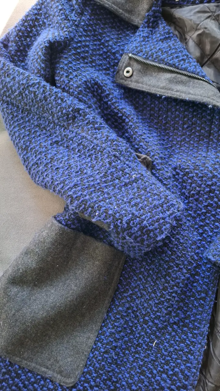 Abrigo de lana azul con detalles grises - 5