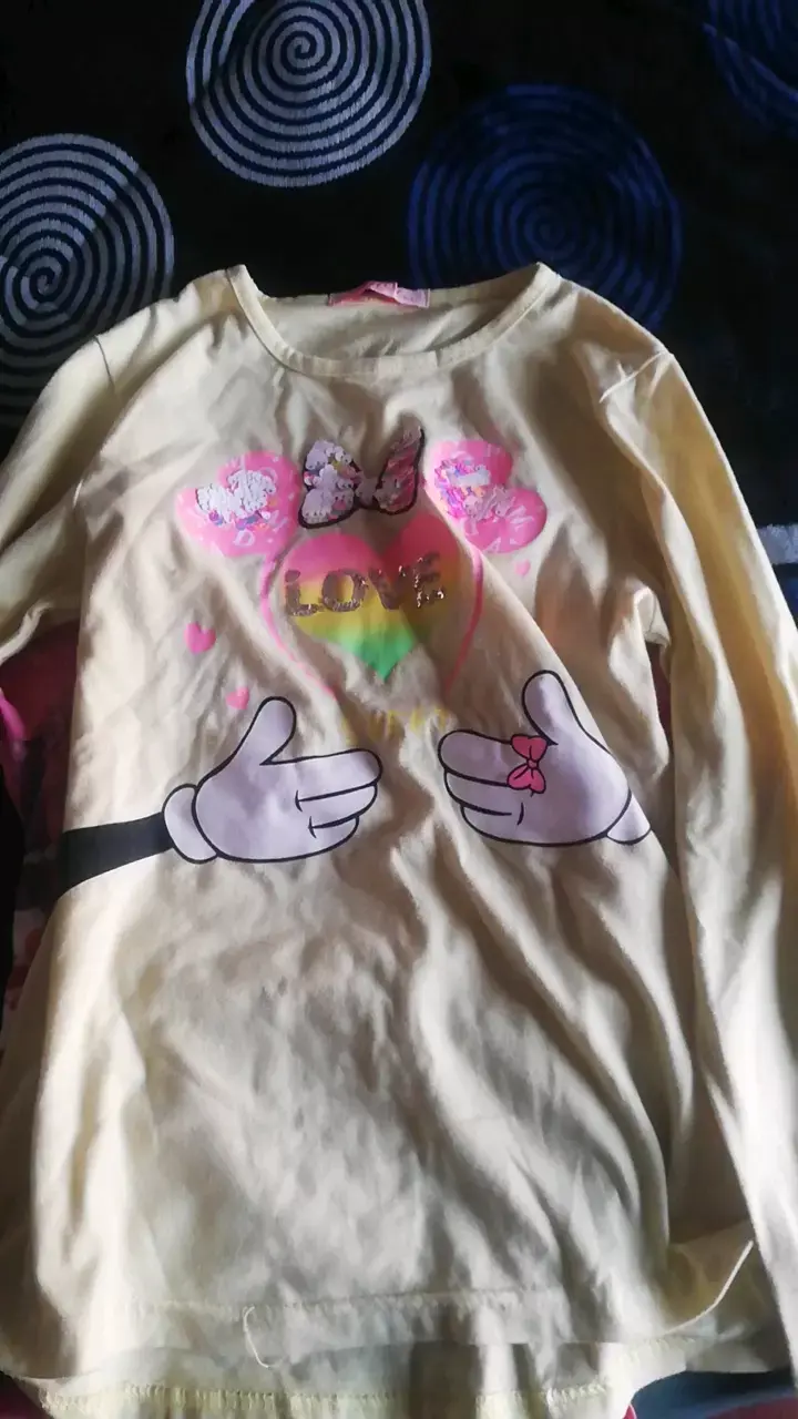 Polera infantil amarilla con diseño de amor