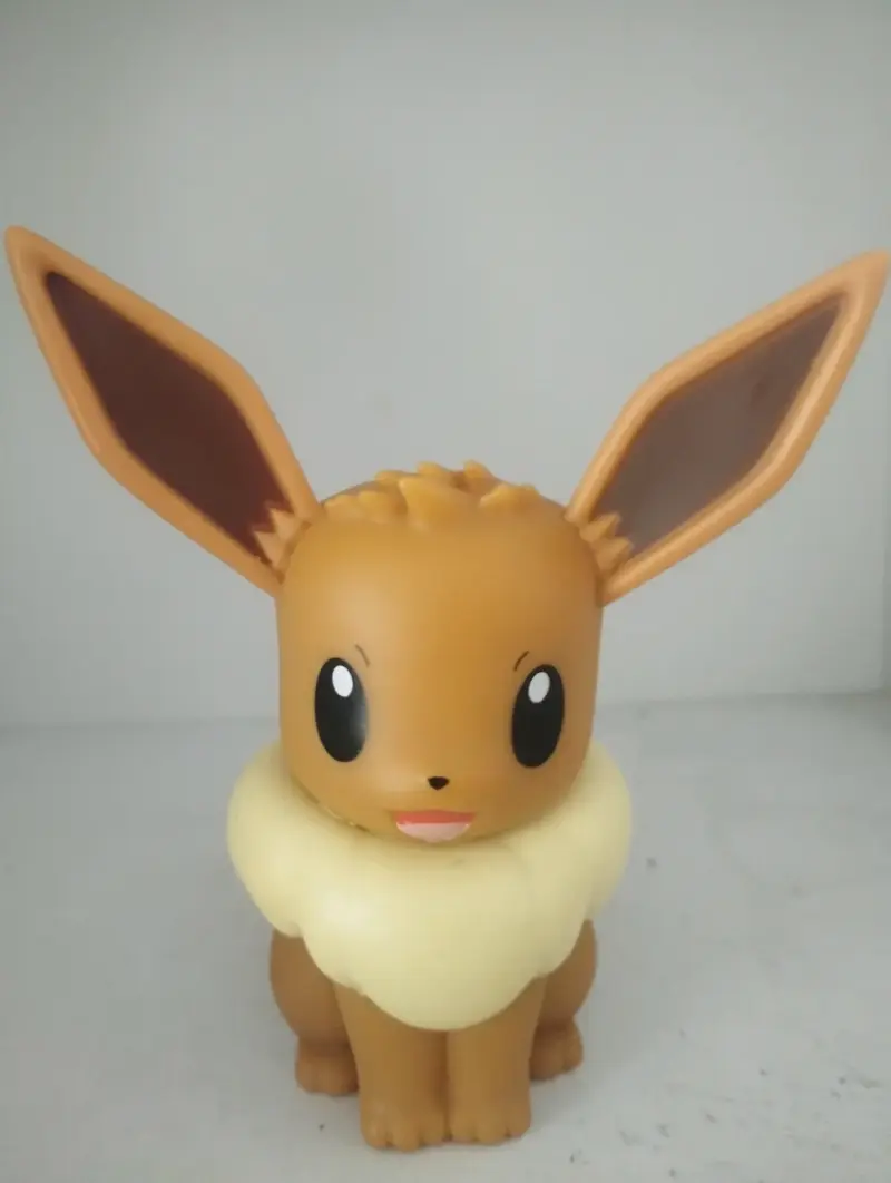 Figura de eevee de pokémon, de la marca "Jazwares"