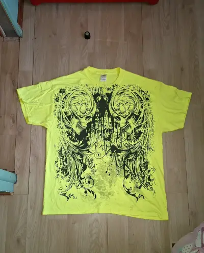 Polera amarilla neon con diseño de calaveras y2k - miniatura 1