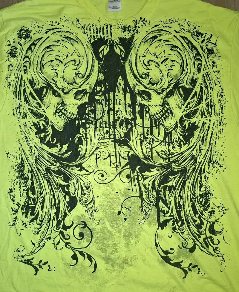 Polera amarilla neon con diseño de calaveras y2k - 2