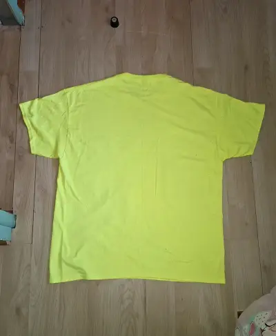 Polera amarilla neon con diseño de calaveras y2k - miniatura 3