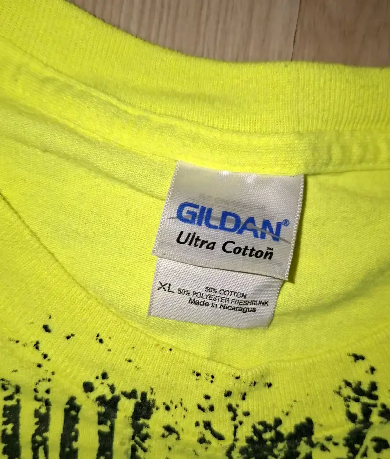 Polera amarilla neon con diseño de calaveras y2k - 4