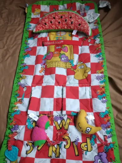 Alfombra de juego para bebé Infantino con juguetes - miniatura 1