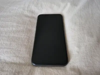 iPhone 11 negro con funda azul - miniatura 1