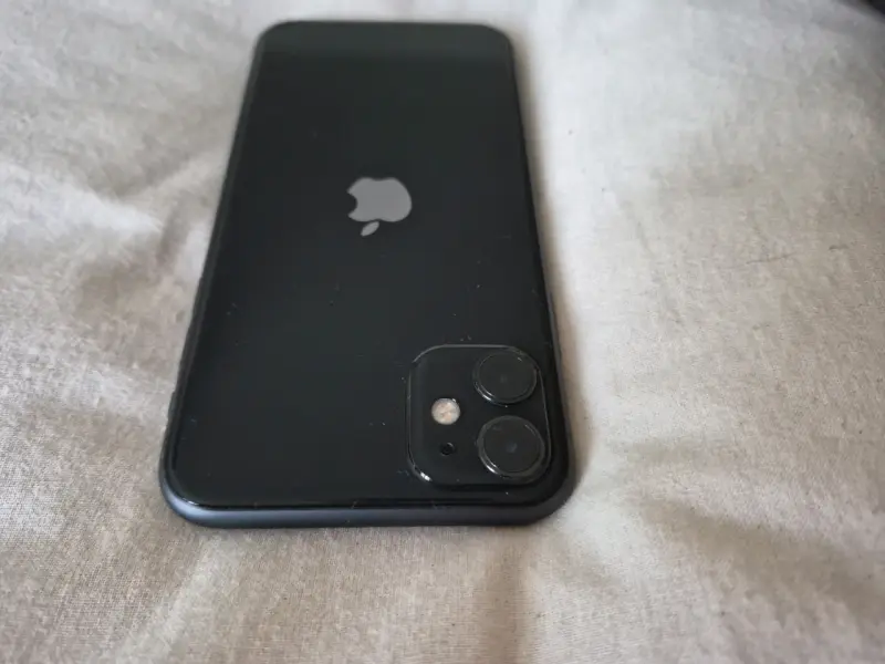 iPhone 11 negro con funda azul - 2