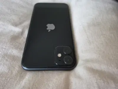 iPhone 11 negro con funda azul - miniatura 2