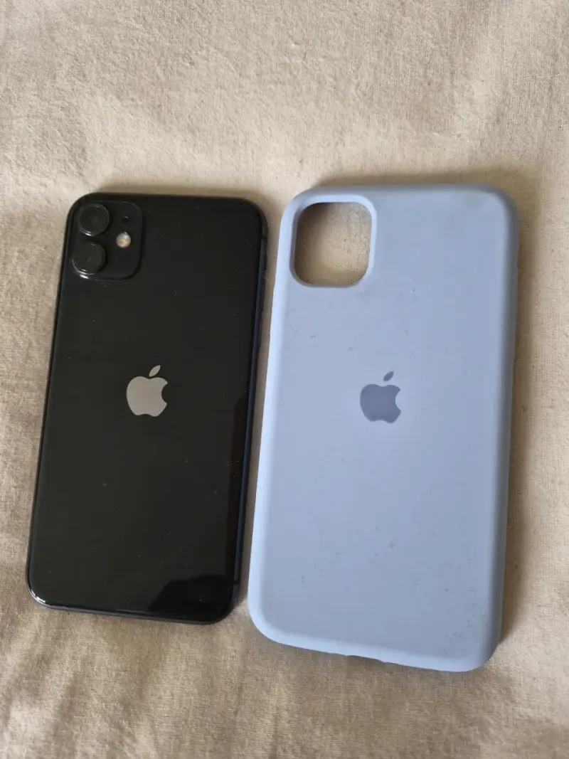 iPhone 11 negro con funda azul - 3