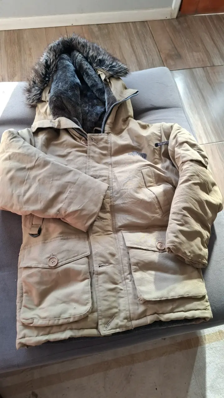Parka beige con capucha de piel sintética