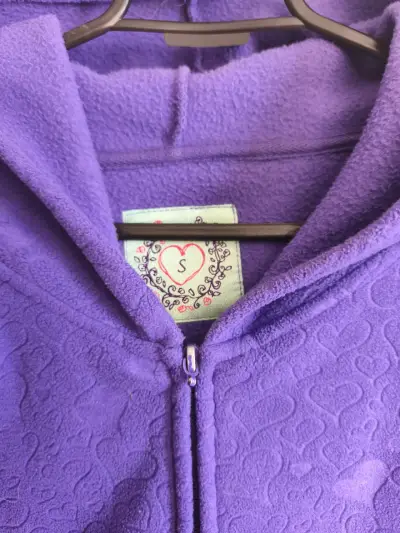Polerón morado con capucha y cierre mujer talla S - miniatura 2