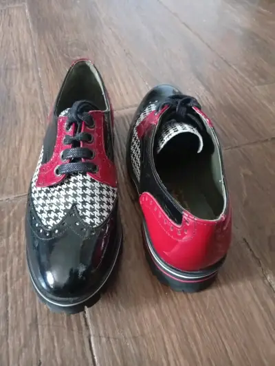 Zapatos de cuero estilo Oxford en rojo y negro - miniatura 1