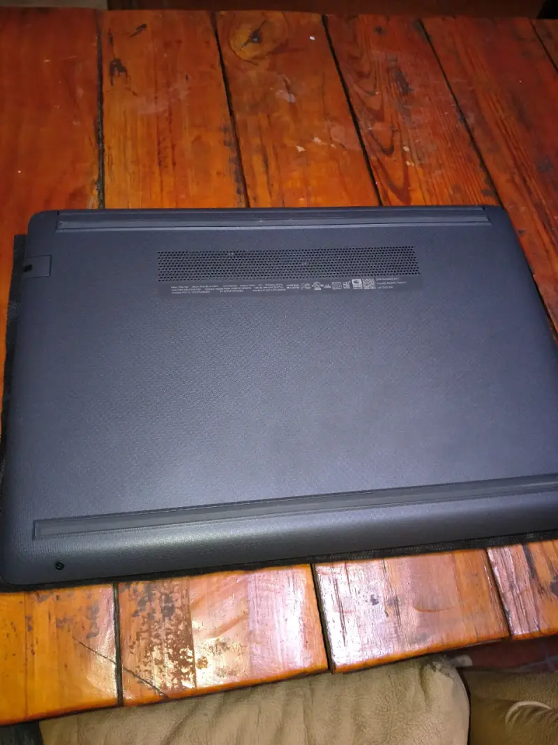 Laptop HP con pantalla de 15 pulgadas - 3