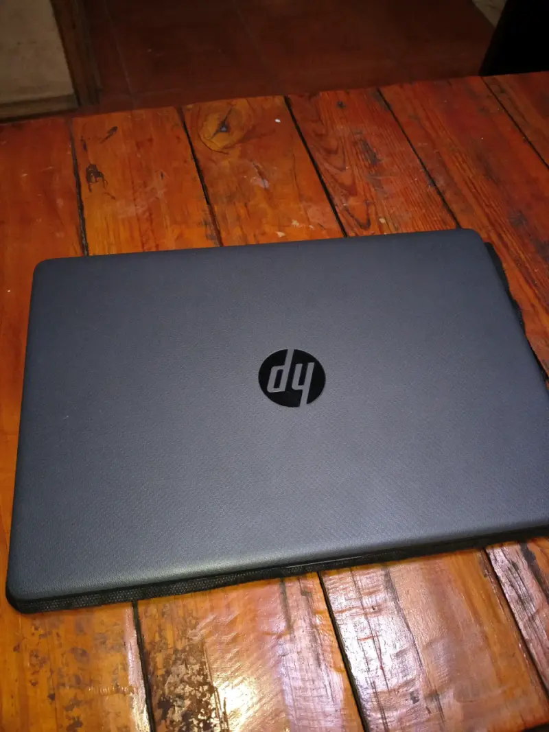 Laptop HP con pantalla de 15 pulgadas - 4