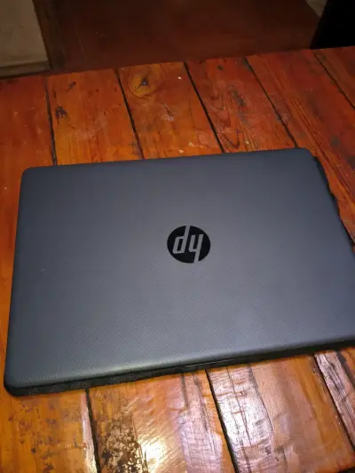 Laptop HP con pantalla de 15 pulgadas - miniatura 4
