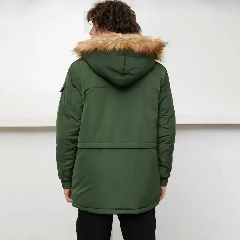 Parka verde con capucha de piel sintética