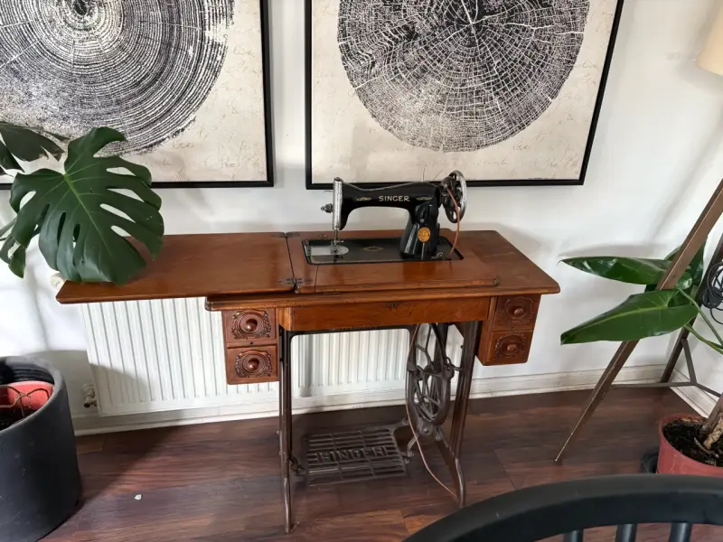 Máquina de Coser Antigua Singer con Mueble - 1