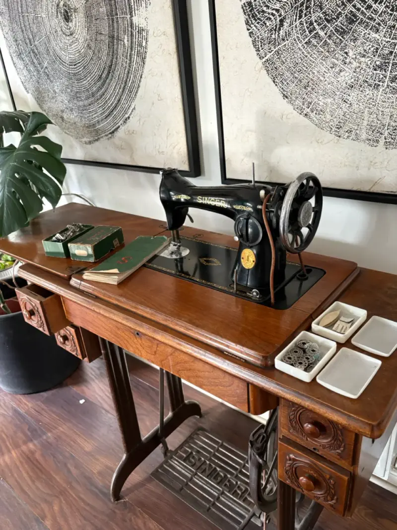Máquina de Coser Antigua Singer con Mueble - 2