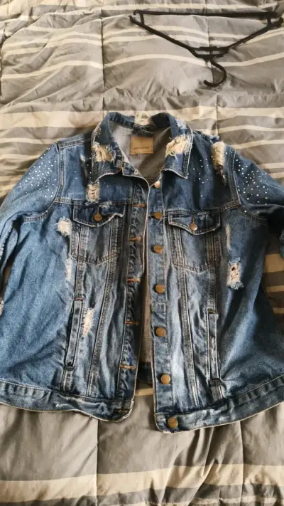Chaqueta de mezclilla con tachas y desgastes - miniatura 1