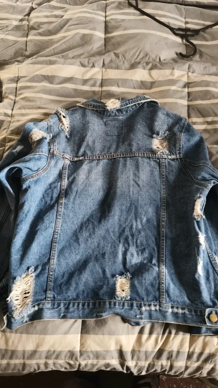 Chaqueta de mezclilla con tachas y desgastes - 2