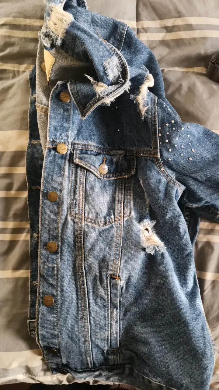 Chaqueta de mezclilla con tachas y desgastes - 3