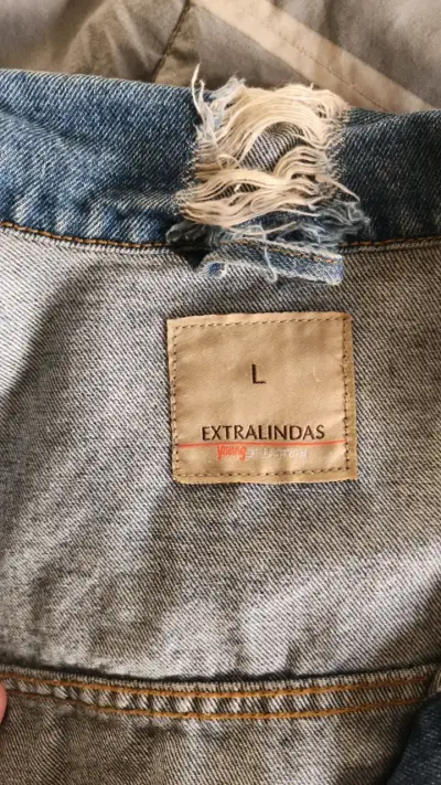 Chaqueta de mezclilla con tachas y desgastes - miniatura 4