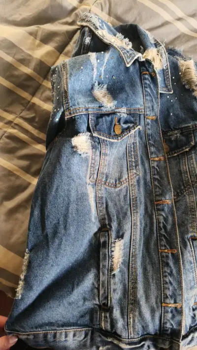 Chaqueta de mezclilla con tachas y desgastes - miniatura 5