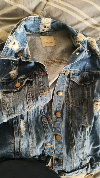 Chaqueta de mezclilla con tachas y desgastes - miniatura 6