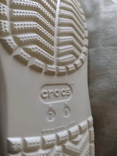 Zuecos Crocs Classic Beige Unisex - miniatura 5
