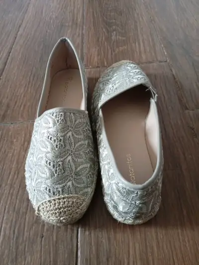 Alpargatas bordadas color gris para mujer - miniatura 1