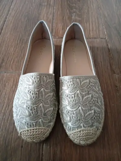 Alpargatas bordadas color gris para mujer - miniatura 2