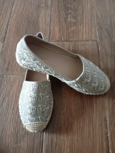 Alpargatas bordadas color gris para mujer - miniatura 3