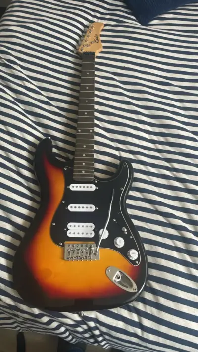 Guitarra eléctrica tipo Stratocaster+funda - miniatura 1