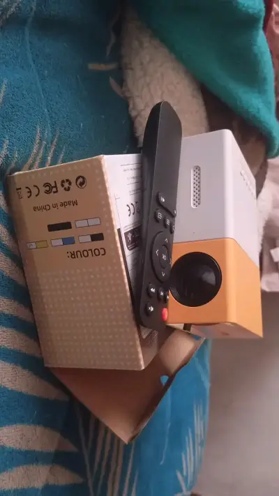 Mini proyector portátil LED con control remoto - miniatura 2