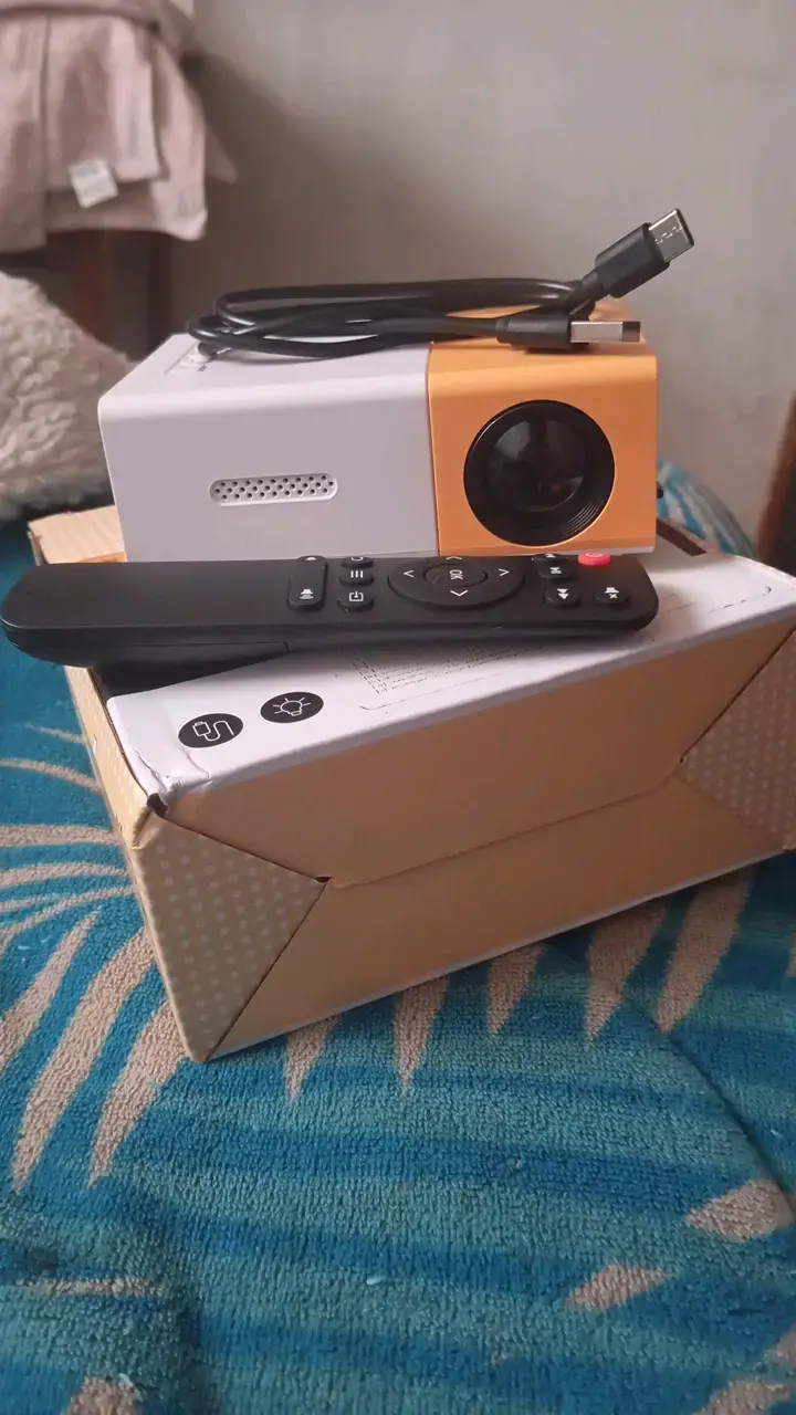 Mini proyector portátil LED con control remoto - 3