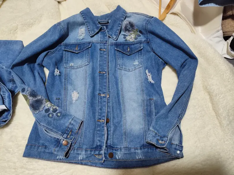 Chaqueta de mezclilla con bordado floral