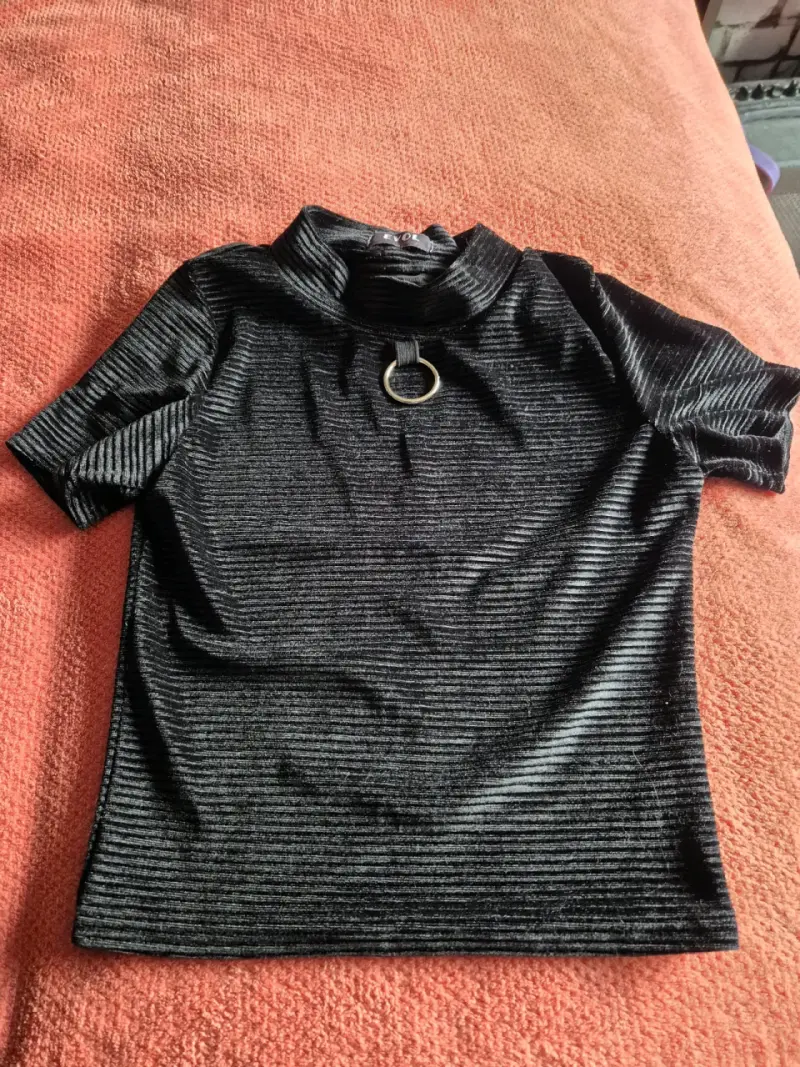 Polera negra de mujer con detalle de aro - 1