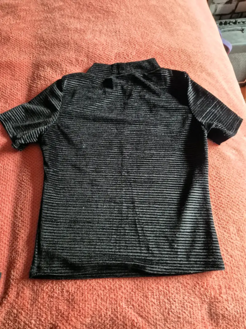 Polera negra de mujer con detalle de aro - 2