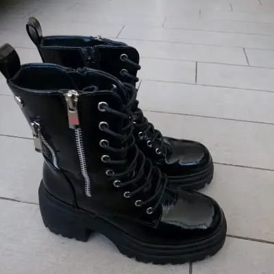 Botas negras de charol con cierre lateral - miniatura 1