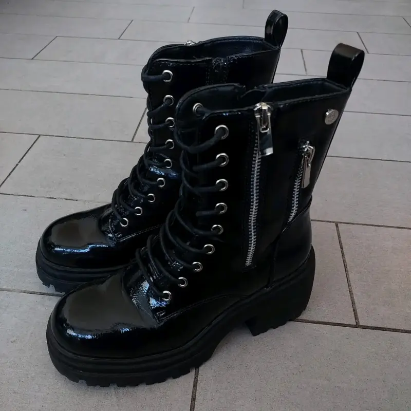 Botas negras de charol con cierre lateral - 2