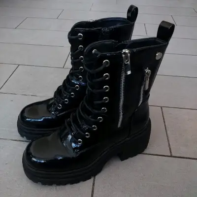 Botas negras de charol con cierre lateral - miniatura 2