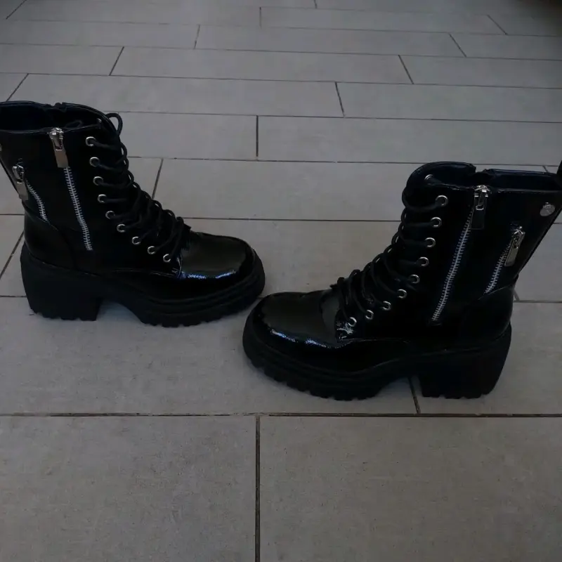 Botas negras de charol con cierre lateral - 3