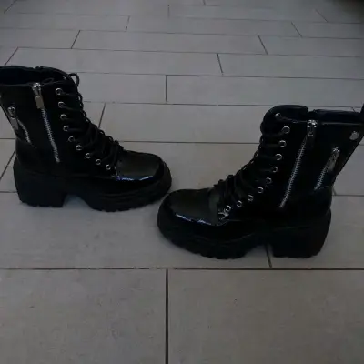 Botas negras de charol con cierre lateral - miniatura 3