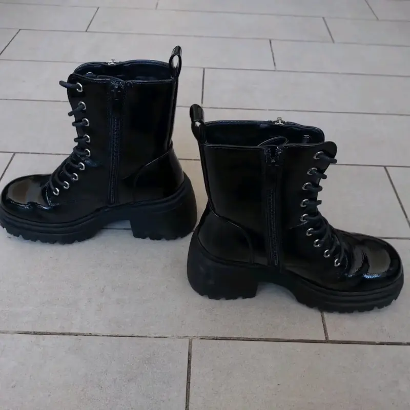 Botas negras de charol con cierre lateral - 4