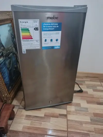 Refrigerador Mabe compacto A+ en buen estado - miniatura 1
