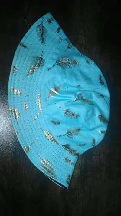 Sombrero tipo pescador azul con estampado de plumas - miniatura 1