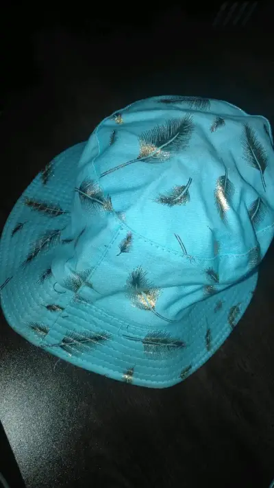Sombrero tipo pescador azul con estampado de plumas - miniatura 2