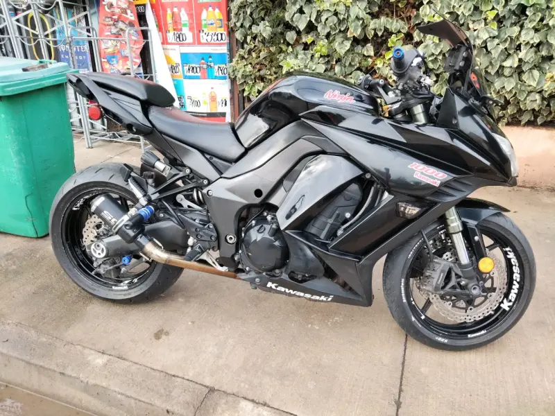 Moto deportiva Kawasaki Ninja 1000 negra - 1