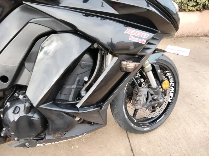 Moto deportiva Kawasaki Ninja 1000 negra - 3